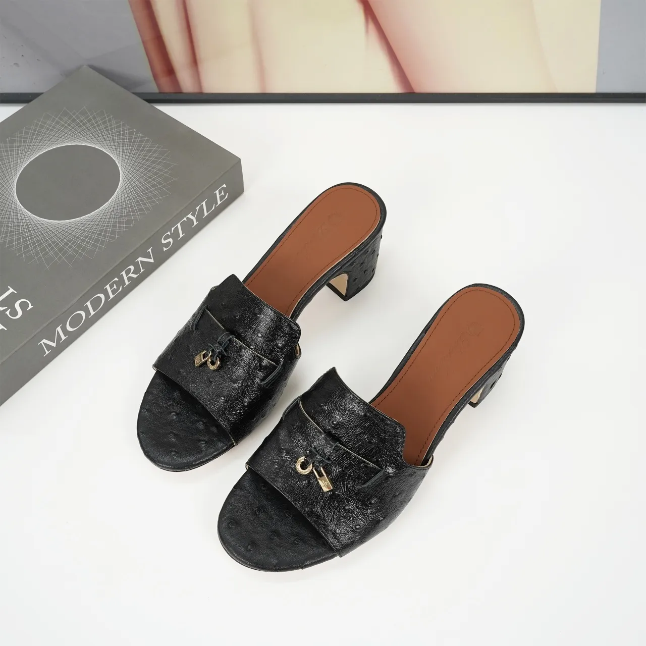 👟👟Ex-factory price 440👟👟 Genuine leather sole +30 suede sheepskin slippers with a strap decorated with Loro Piana My Charms charms and decorated with tone-on-tone stitching. Sophisticated and feminine, it pairs well with both city and resort looks. For those looking for an elegant upgrade, the summer glamor slipper is known for its slim open-back silhouette. size: 35-44 (custom-made sizes 43 and 44 are non-returnable) Upper: imported suede sheep leather (sheep), cowhide ostrich pattern, cowhide snake pattern Lining: imported high-grade mixed sheep silk Heel height: 5.5CM